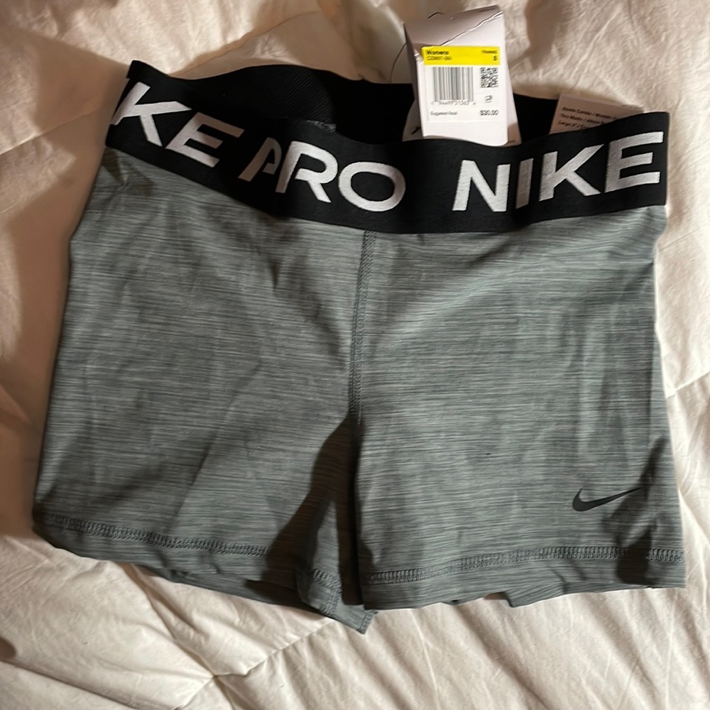 NWT women’s Nike pro shorts